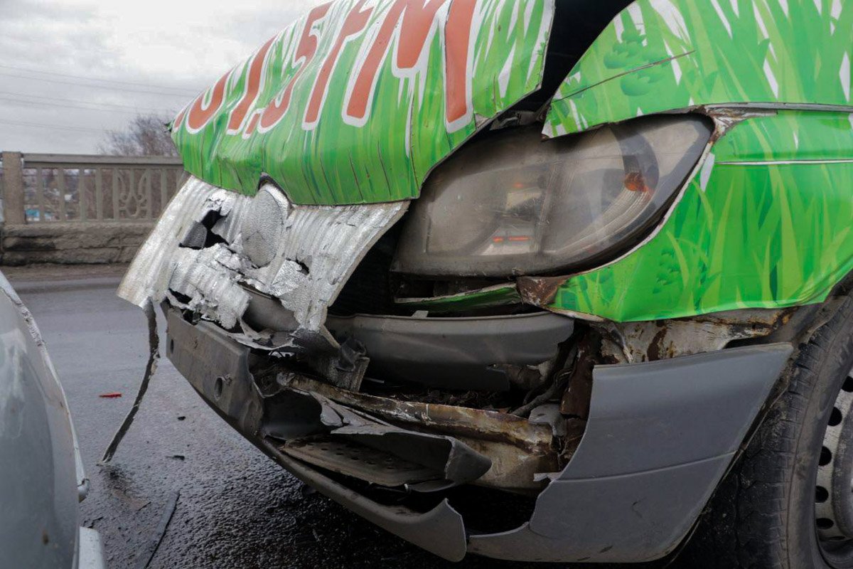 В результате инцидента пострадала женщина, которая ехала стоя в маршрутке В результате инцидента пострадала женщина, которая ехала стоя в маршрутке