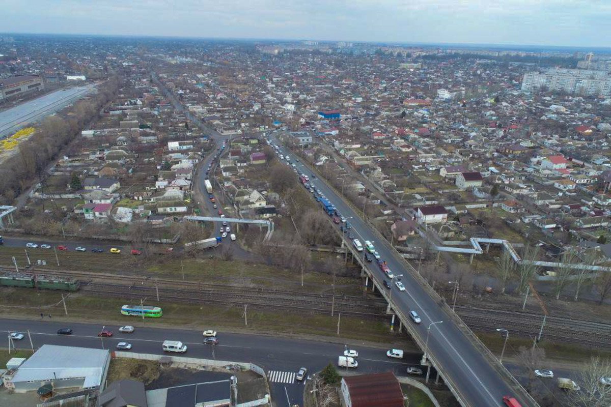 Образовалась тянучка, поэтому, по возможности, этот участок дороги объезжайте Образовалась тянучка, поэтому, по возможности, этот участок дороги объезжайте