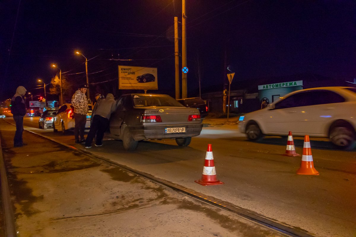Женщина получила тяжелые травмы и с места аварии ее госпитализировали