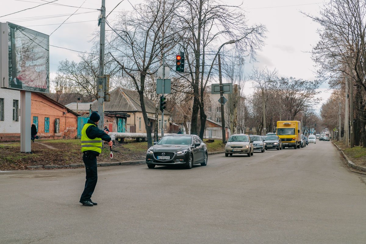 На перекрестке улиц Шмидта и Антоновича работает регулировщик На перекрестке улиц Шмидта и Антоновича работает регулировщик