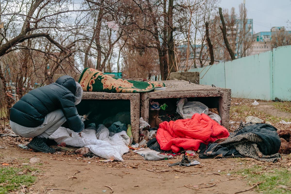 В одном из дворов на Донецком шоссе под бетонной плитой жил мужчина