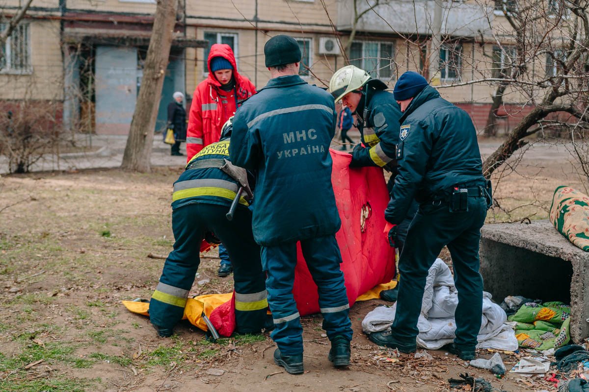 Мужчина не мог и не хотел выходить