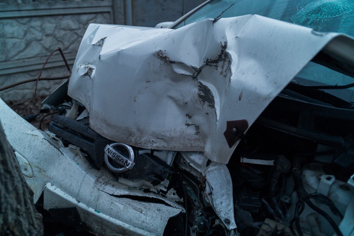 На улице Яснополянской автомобиль Nissan въехал в дерево На улице Яснополянской автомобиль Nissan въехал в дерево