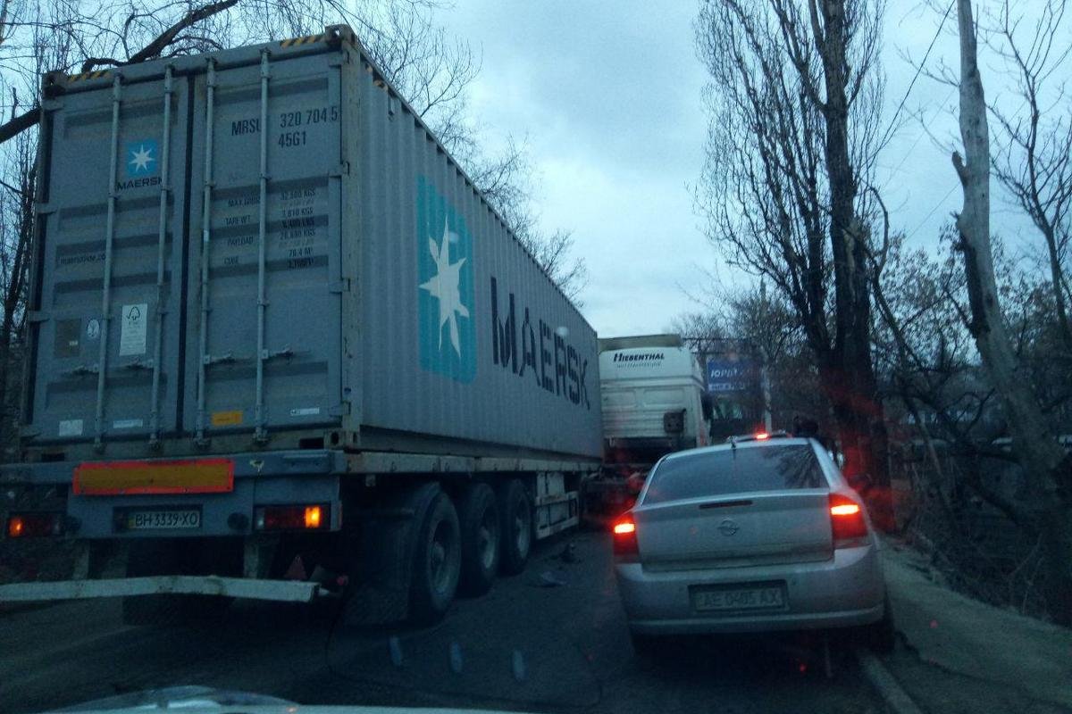 На съезде прицеп оторвался от тягача На съезде прицеп оторвался от тягача