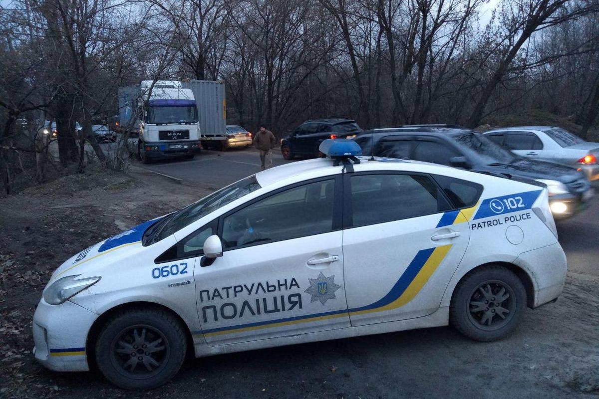 Полиция не пускает большегрузы по улице Щепкина Полиция не пускает большегрузы по улице Щепкина