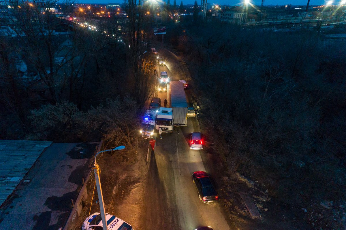 Большегруз перекрыл большую часть дороги Большегруз перекрыл большую часть дороги