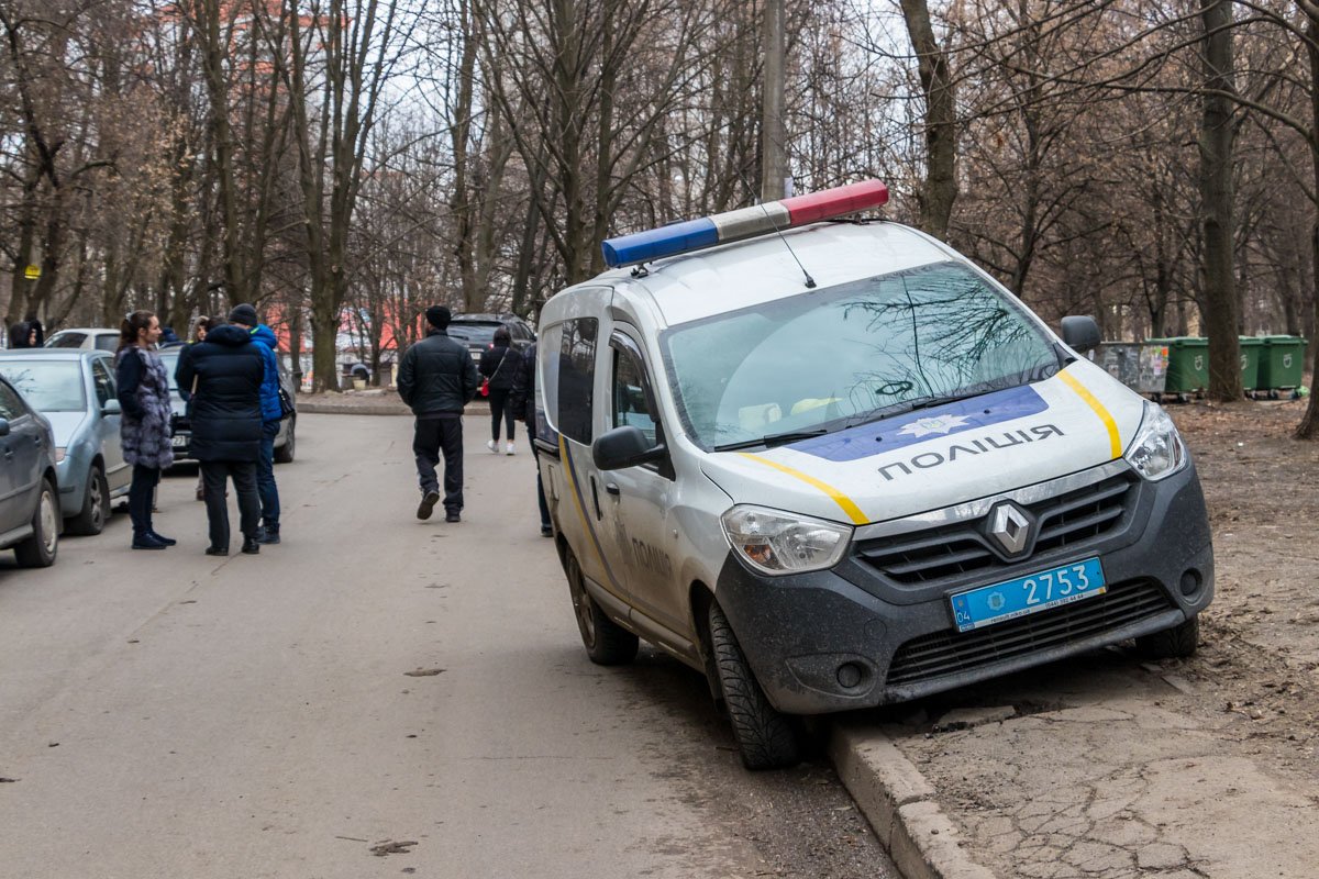 На место выехали патрульные, спасатели, аварийная служба, "скорая" и спецподразделение КОРД На место выехали патрульные, спасатели, аварийная служба, "скорая" и спецподразделение КОРД