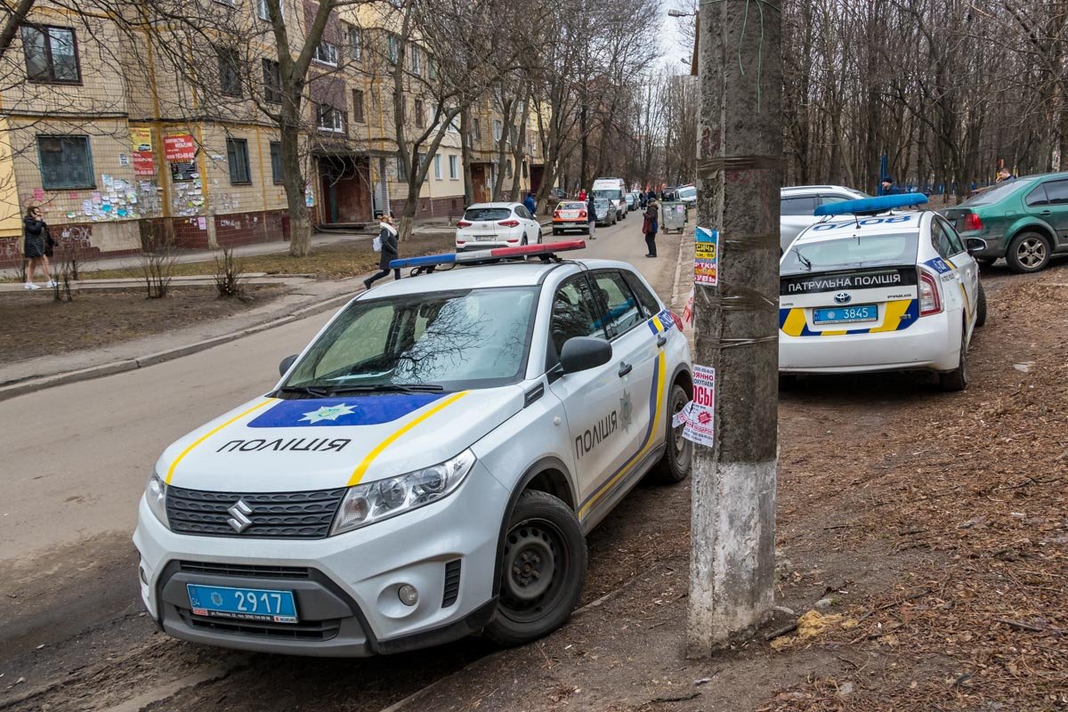 Из-за происшествия проезд к дому затруднен Из-за происшествия проезд к дому затруднен