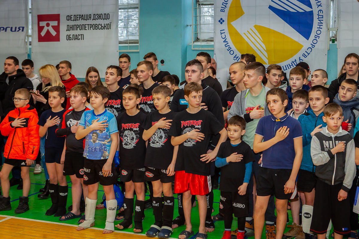 Когда звучит гимн, рука рефлекторно должна тянуться к сердцу Когда звучит гимн, рука рефлекторно должна тянуться к сердцу