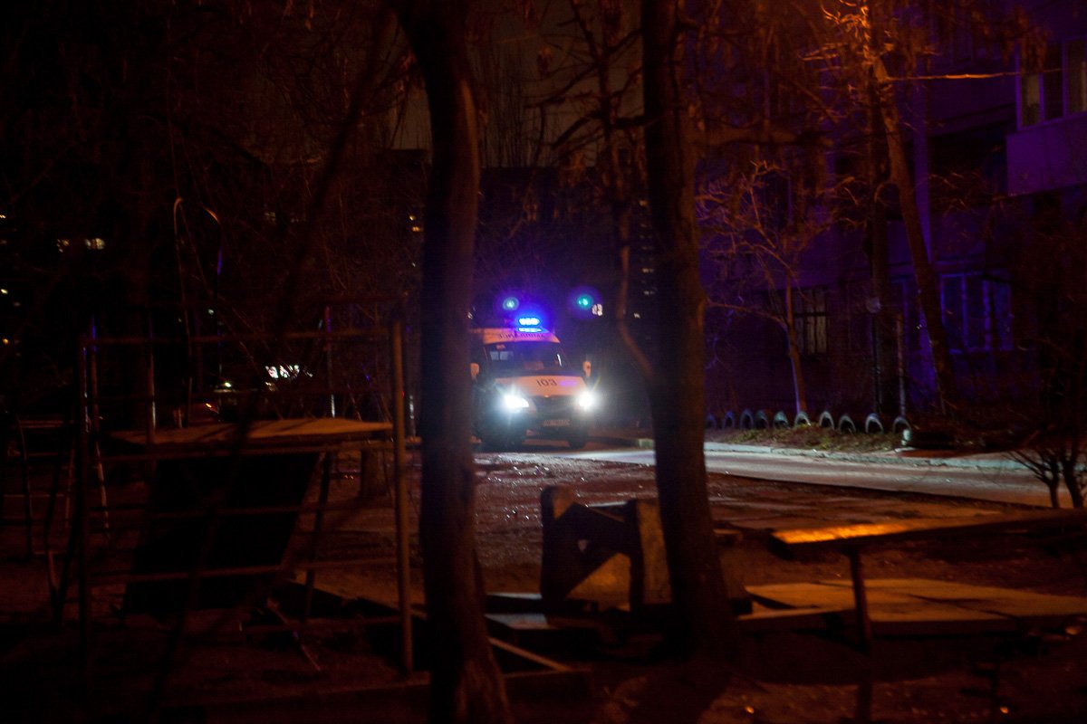 В Днепре на улице Михновского в подъезде избили парня и отнесли в гаражи