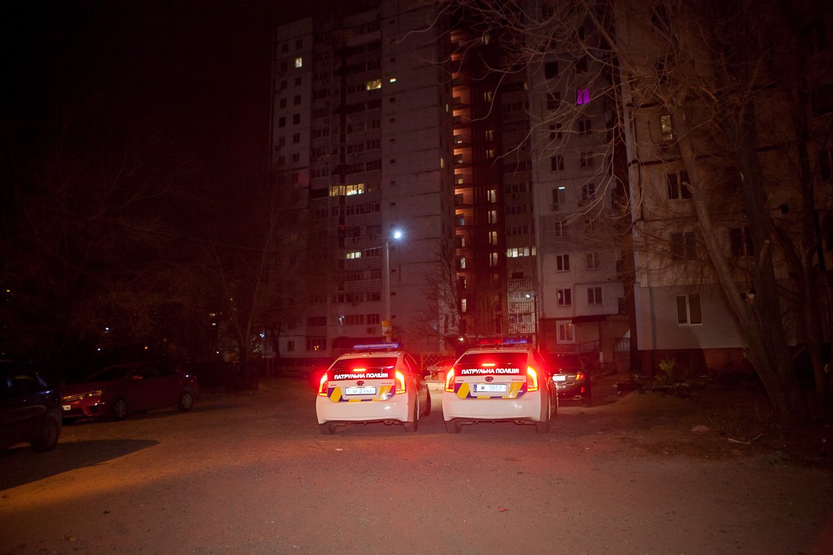 Трое неизвестных одели на руки пострадавшего кабельные стяжки и украли телефон