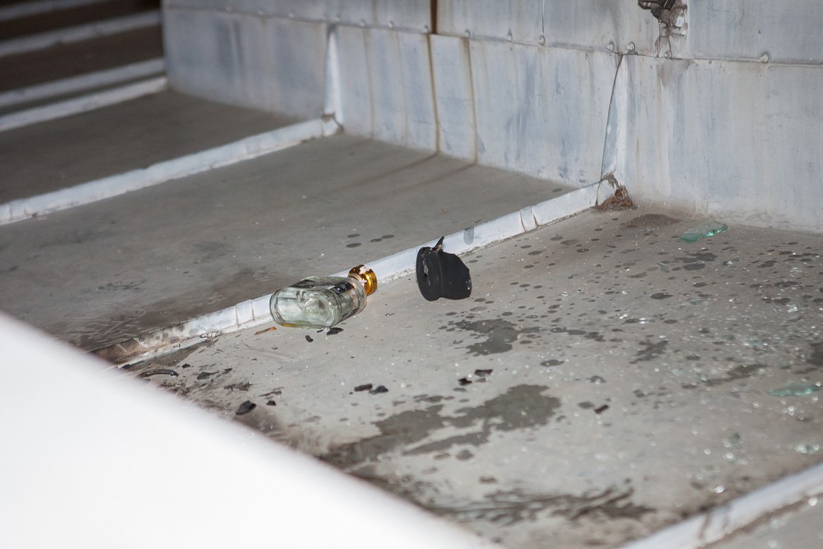 В помещение злоумышленники бросили горючую смесь 