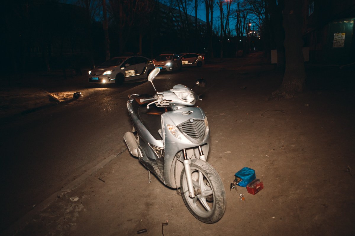 В Днепре полиция задержала мужчину с оружием, гранатой и марихуаной в мопеде