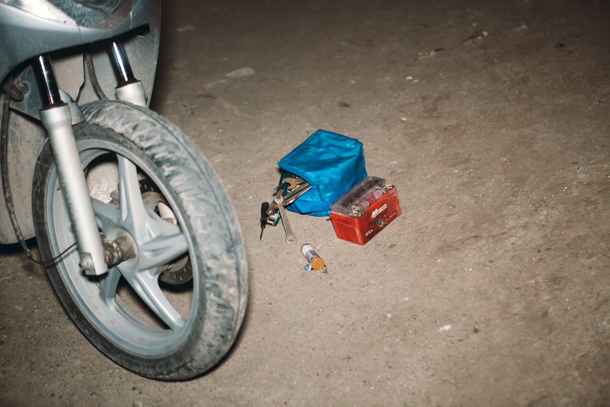 При отработке разбоя патрульные увидели мопед