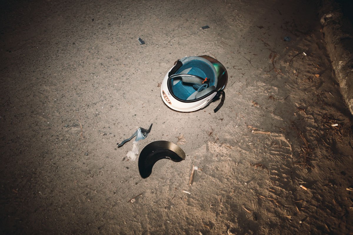 Он упал с мопеда и хотел убежать, но сотрудники полиции остановили его