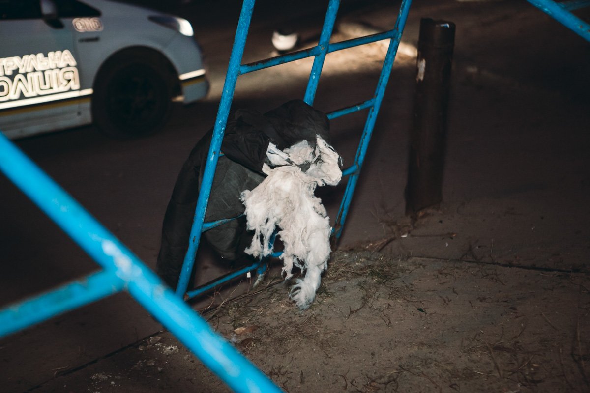 Мужчина порвал куртку 