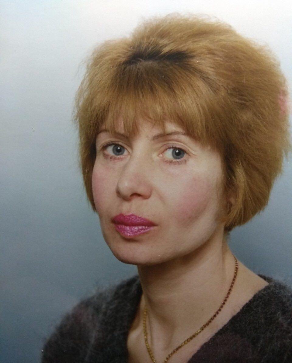 Женщина работала медсестрой и учителем Женщина работала медсестрой и учителем