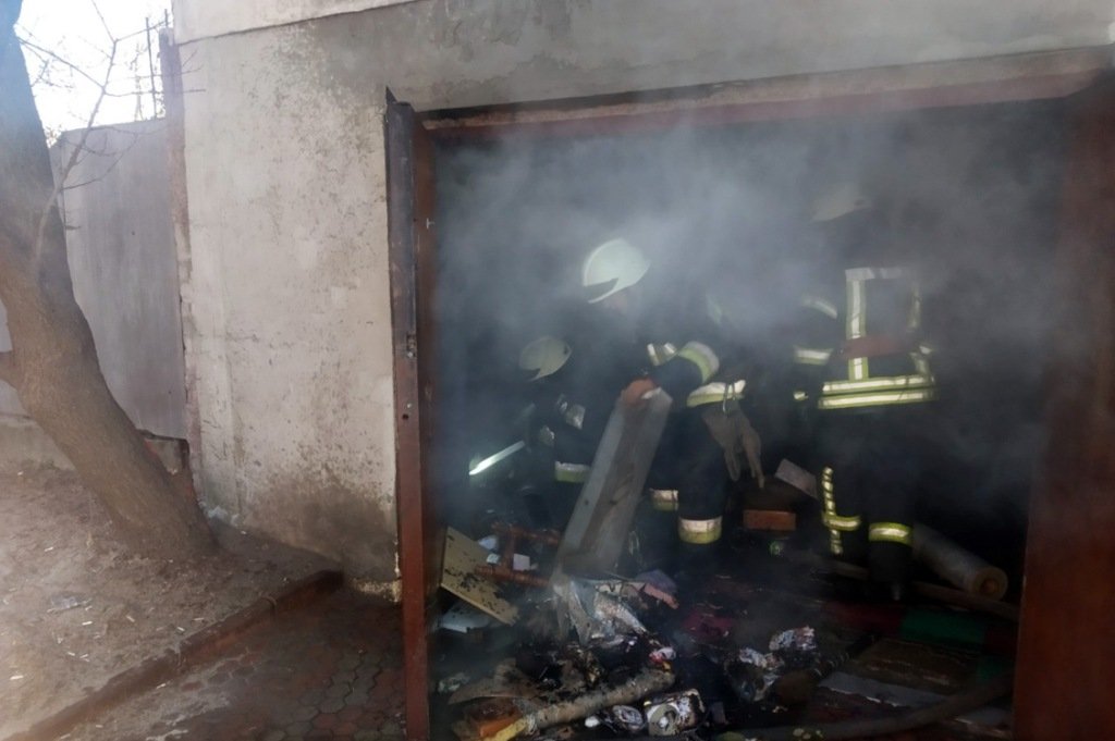 О пожаре в кирпичном гаражном боксе в Службу спасения "101" сообщили около 11:59