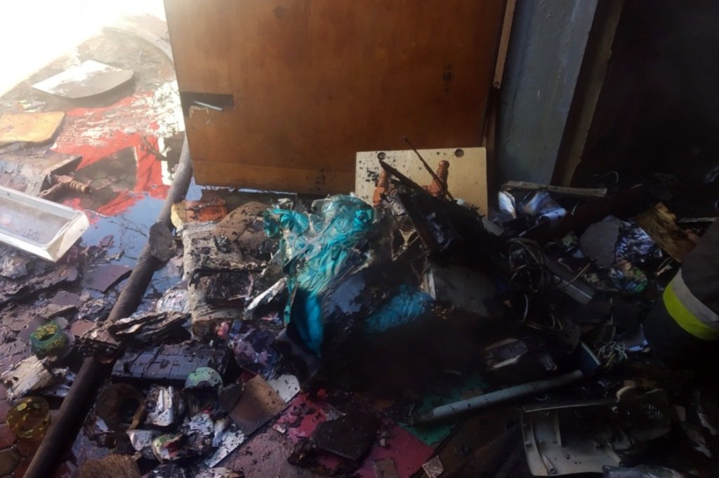 Огонь уничтожил старые бытовые вещи на площади в 5 м²