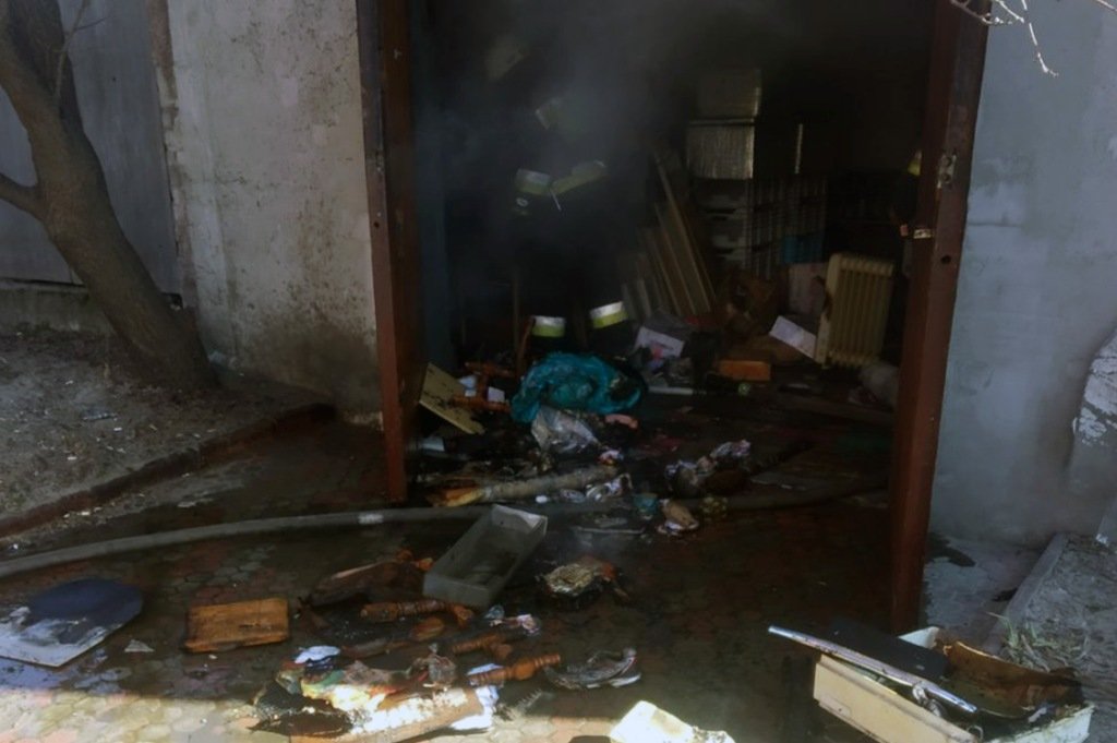 На борьбу с огнем у спасателей ушло чуть меньше часа