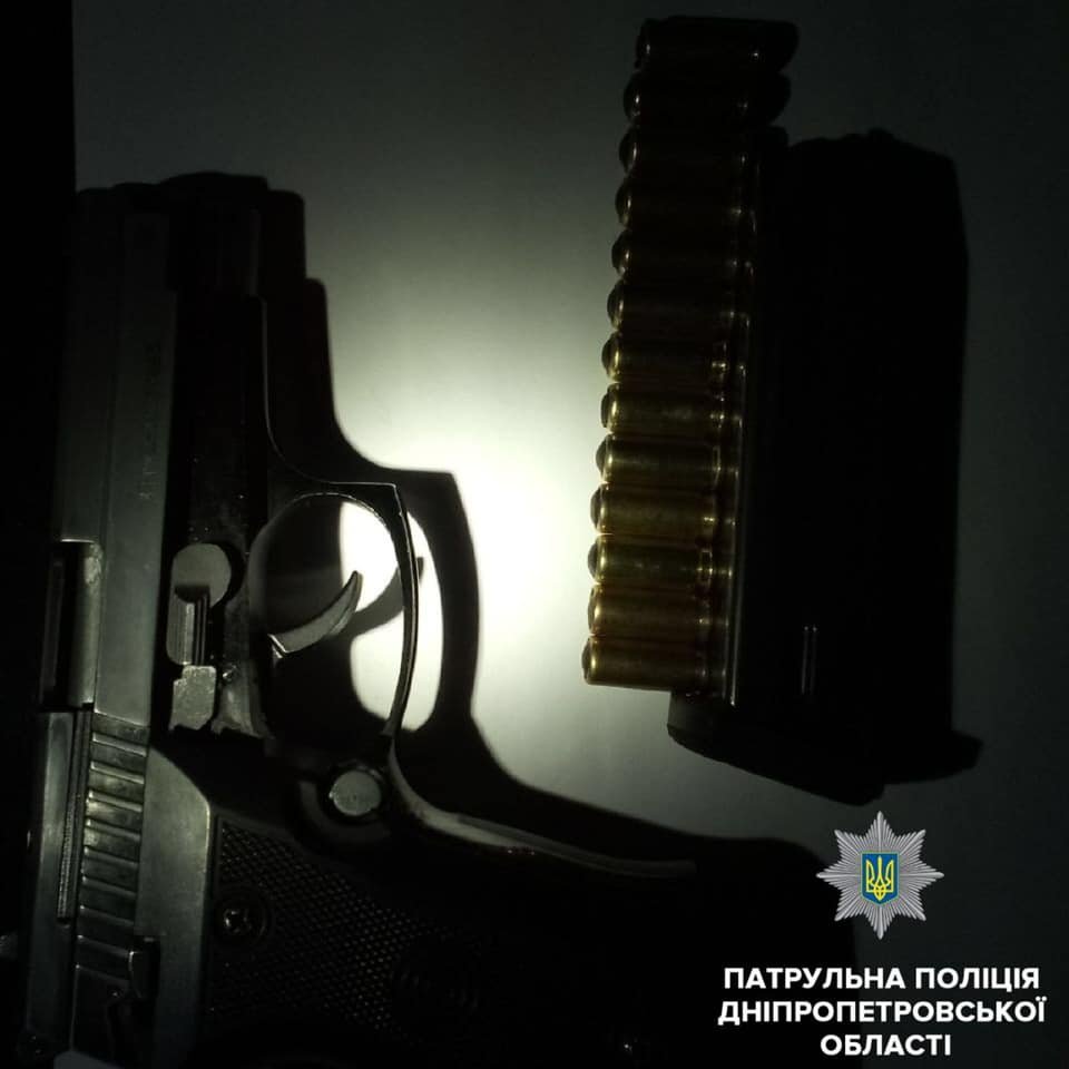 В салоне патрульные нашли пистолет