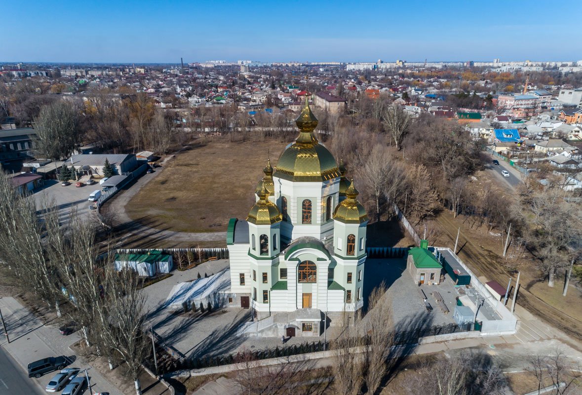 Храм назван в честь Святого Преподобного Серафима Саровского и Умиления Святой Богородицы