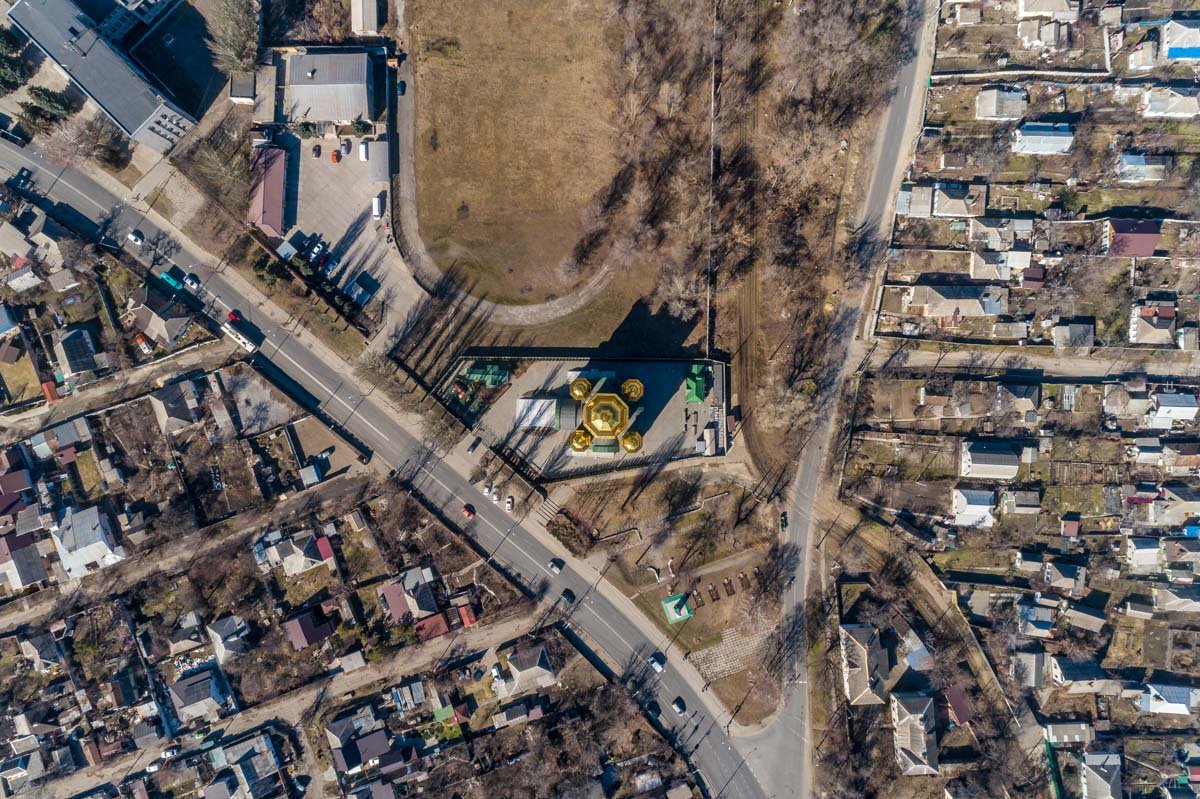 В ходе строительства случались чудеса, такие как явление Креста на куполе Храма