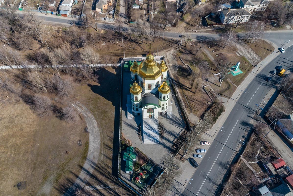 Расположился храм в левобережной части города на проспекте Мануйловском, 31