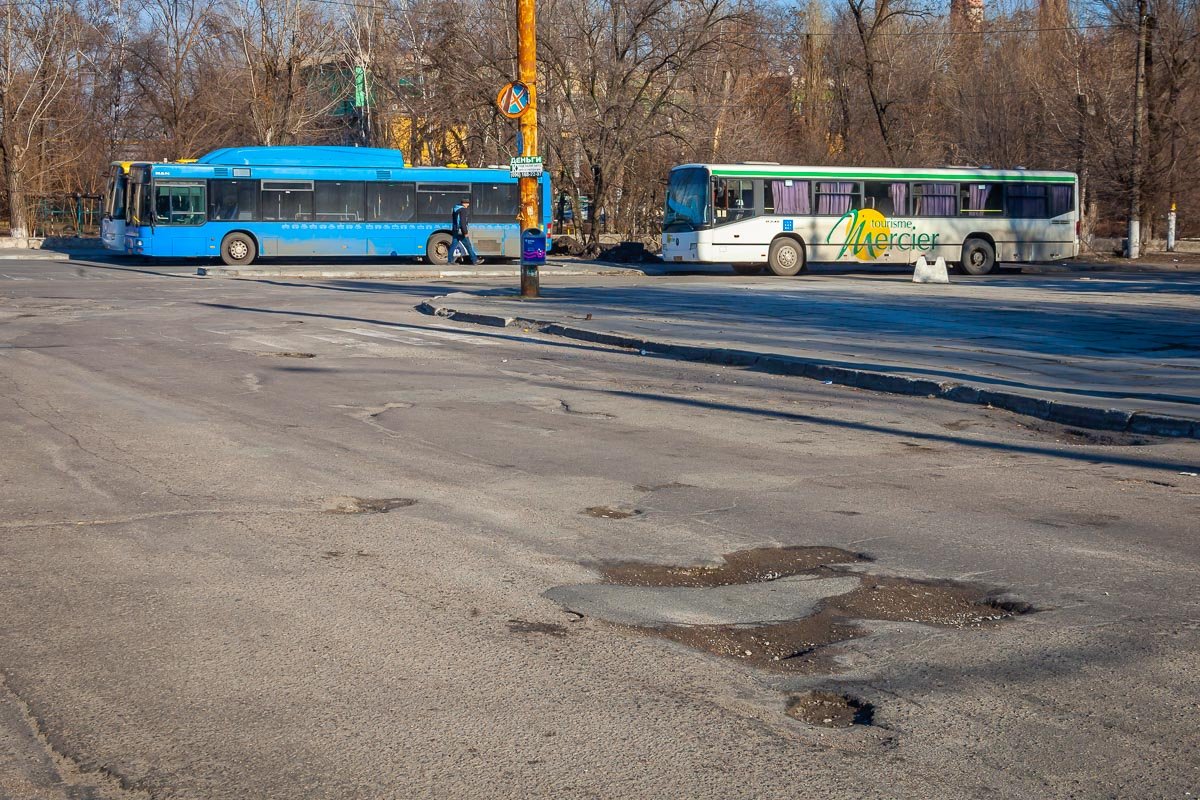 На улице Столетова образовались глубокие ямы