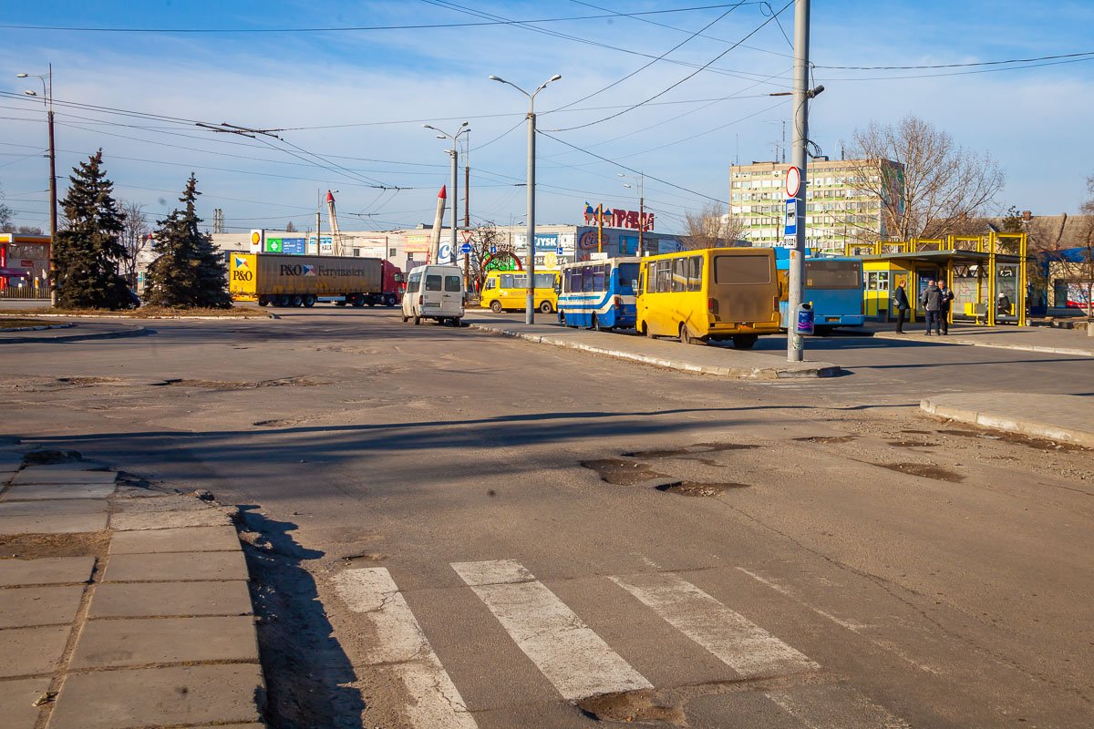 От ям страдают водители и пешеходы