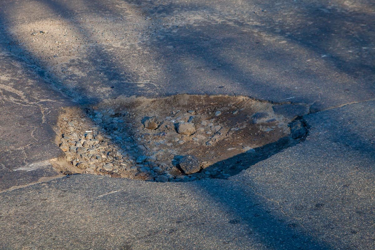 Сейчас ямы во многих местах покрывают проезжую часть