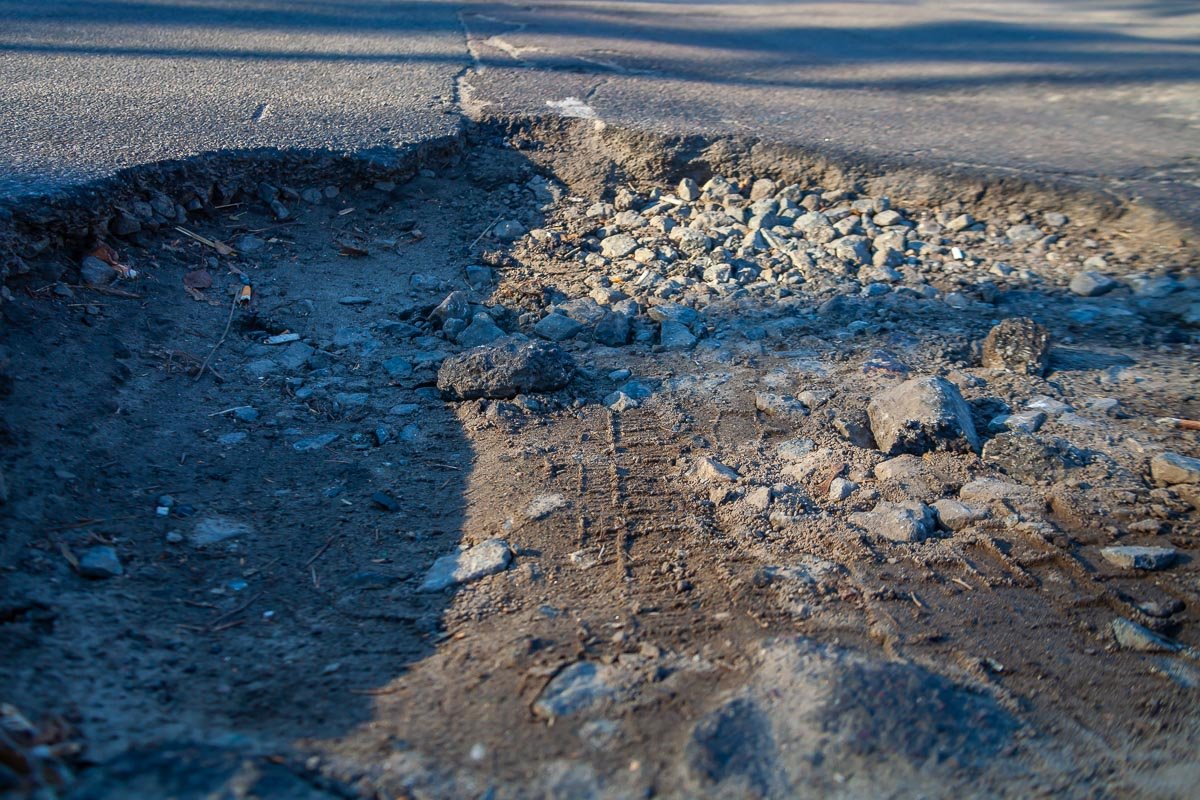 Местами и вовсе нет асфальта