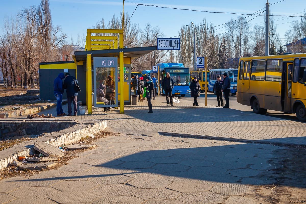 Множество ям и лужи с водой, кажется, стали вечными соседями местных жителей