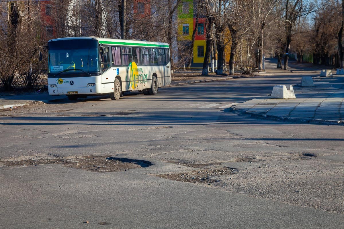 Глубокие ямы образовались по всей дороге