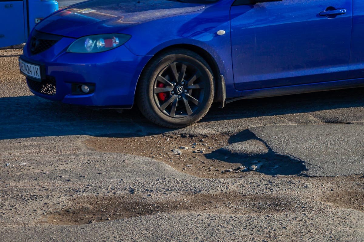Водителям легковых автомобилей необходимо быть максимально внимательными 