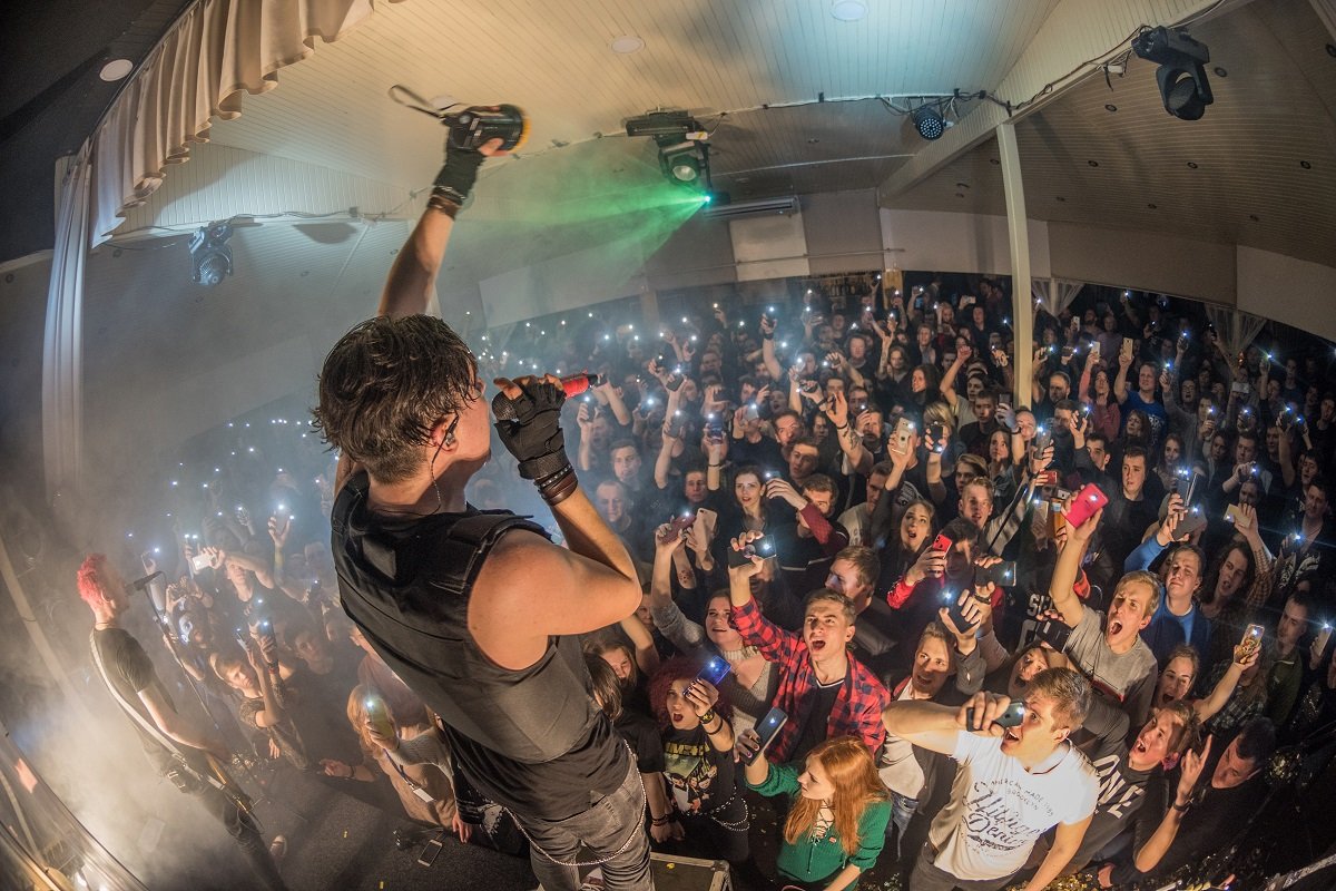 Такое необычное творчество нашло множество своих слушателей и почитателей