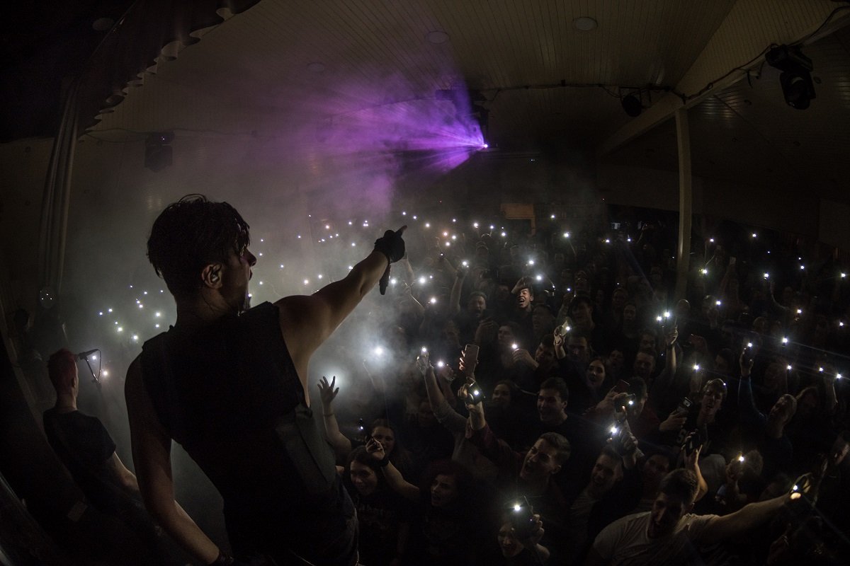 Зал был полностью забит людьми 