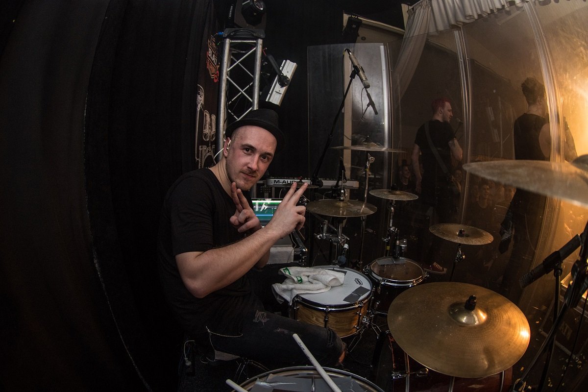 Барабанщик группы 