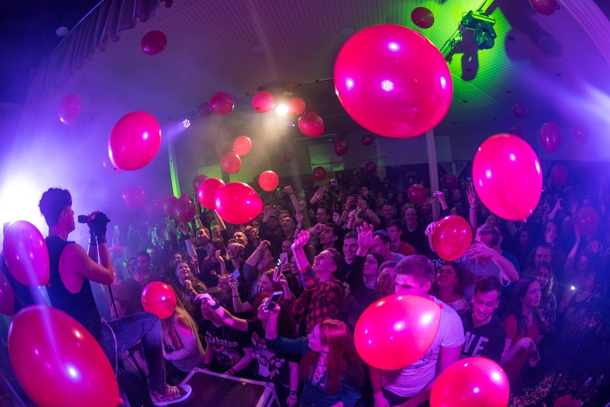 В зал кидали воздушные шарики