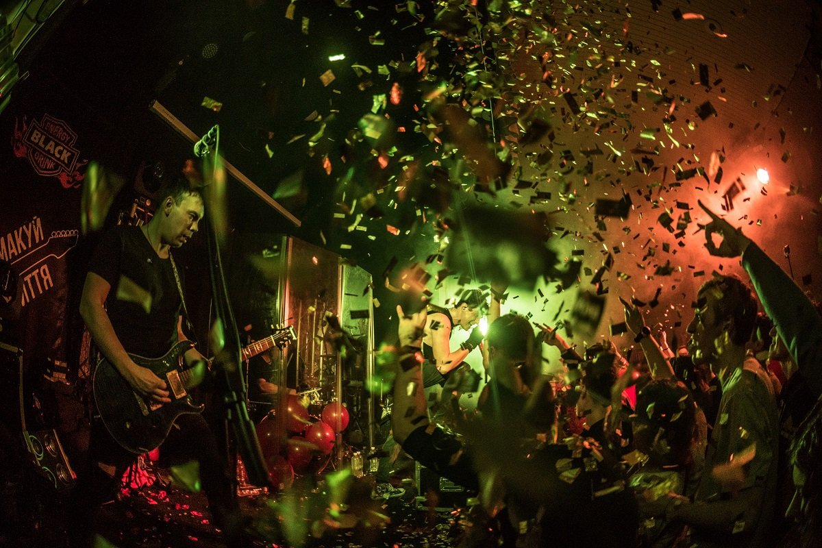 Все присутствующие подпевали хиты и криками поддерживали участников группы