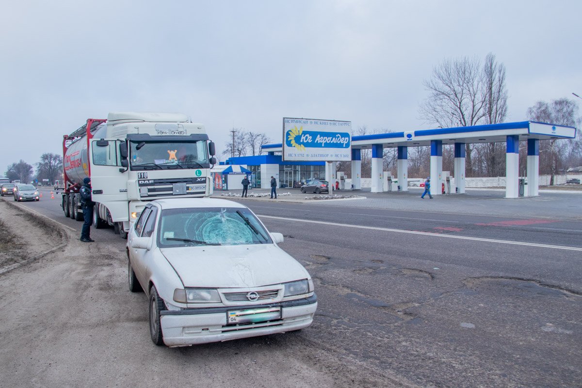 На Криворожском шоссе автомобиль Opel сбил женщину На Криворожском шоссе автомобиль Opel сбил женщину