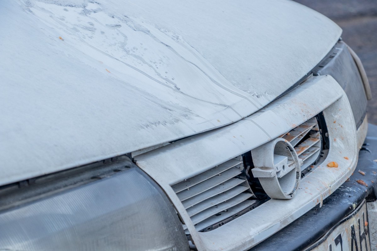 В соседнем ряду ехал грузовой автомобиль, из-за которого водитель "легковушки" не заметил женщину В соседнем ряду ехал грузовой автомобиль, из-за которого водитель "легковушки" не заметил женщину