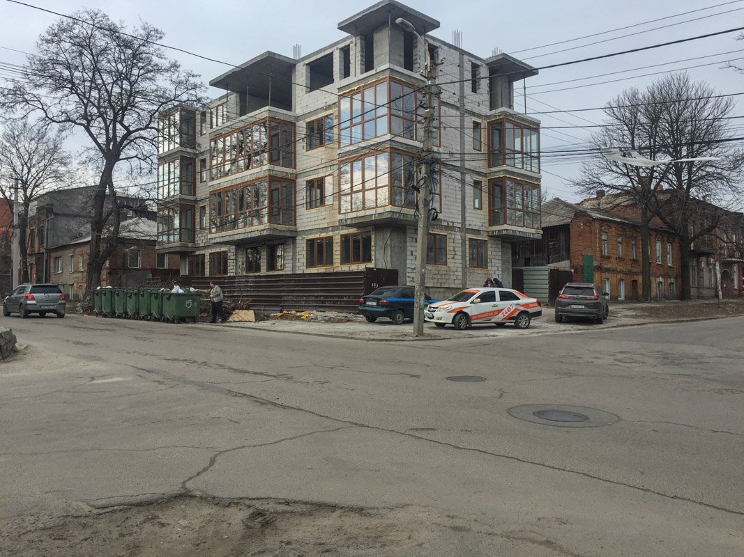 Автомобиль такси выезжал с улицы Светлова и сбил девушку Автомобиль такси выезжал с улицы Светлова и сбил девушку