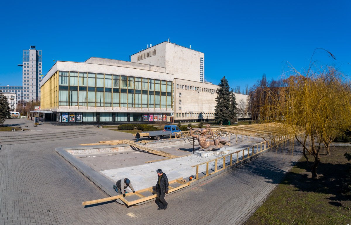 Возле Театра оперы и балета начали реконструировать фонтан
