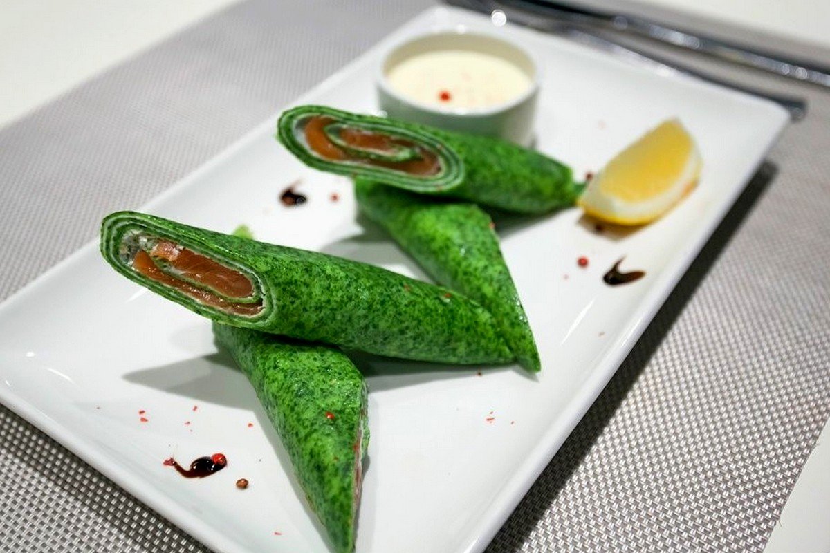 В качестве начинки используется сливочный сыр с семгой, лимонной цедрой и укропом