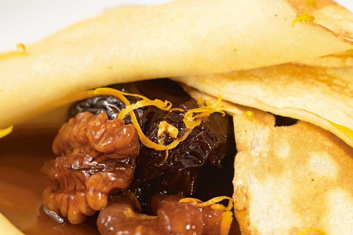 Орехи и чернослив тушатся около часа в апельсиновом соке так, чтобы орех сохранял свою форму