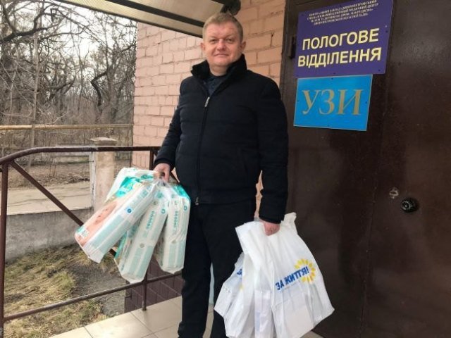 Депутаты фракции «За життя» в Днепре поздравили мам, родивших в первый день весны 2