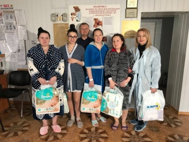 Депутаты фракции «За життя» в Днепре поздравили мам, родивших в первый день весны 4