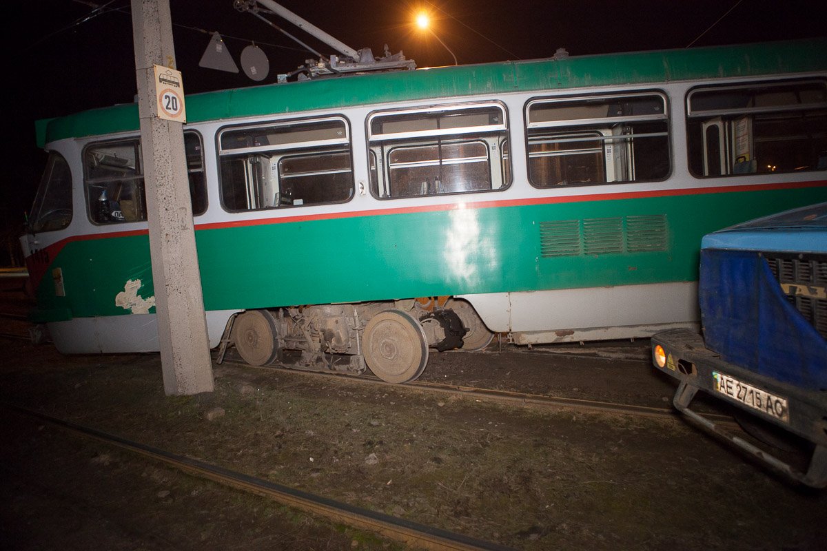 Вероятно, трамвай протаранил столб Вероятно, трамвай протаранил столб