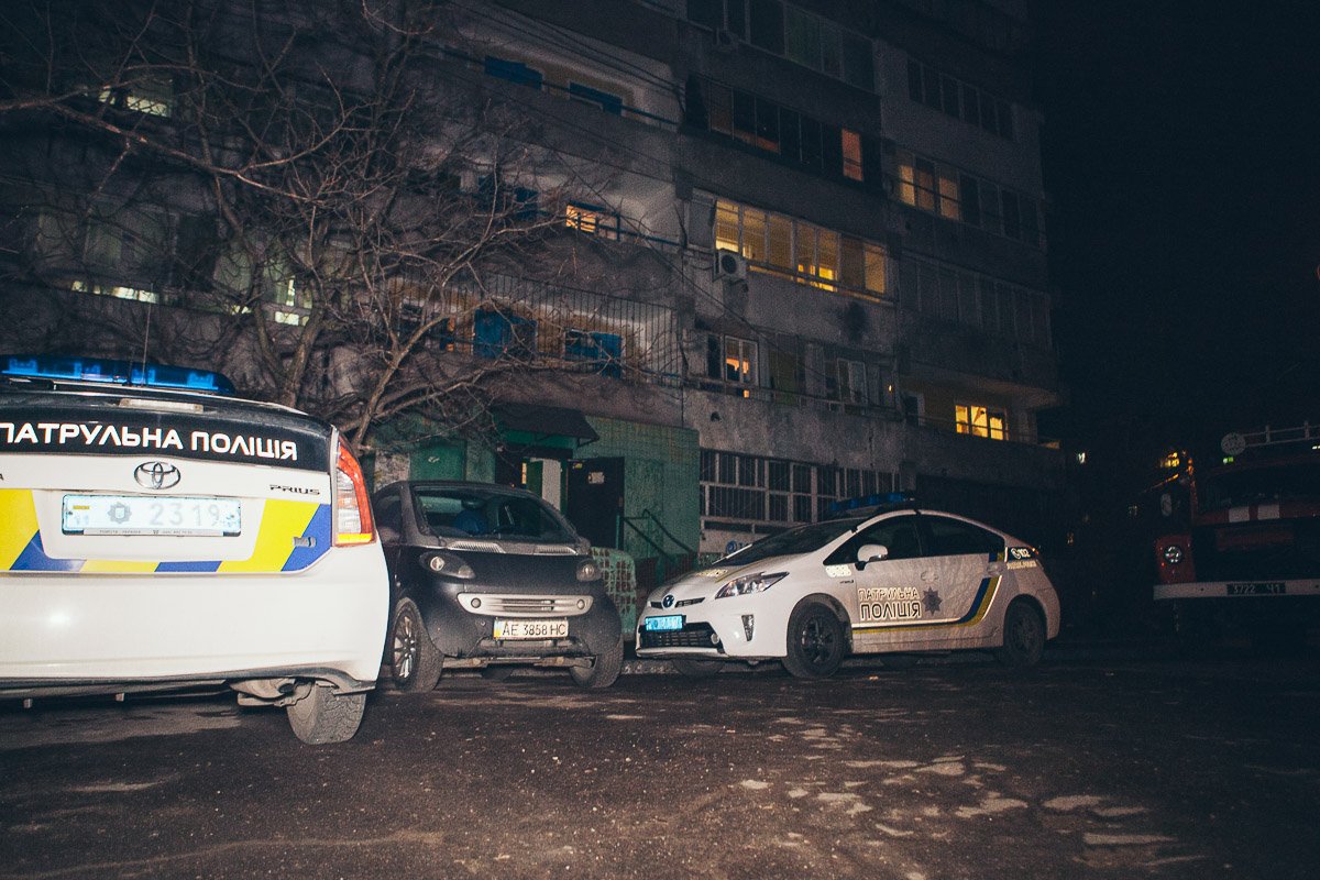 Жители дома вызвали спасателей и полицию